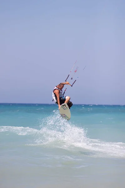 Hombre Surfeando Remo Playa — Foto de Stock