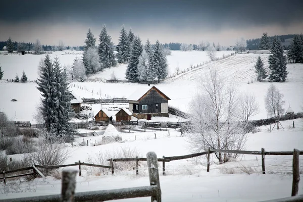 Dağlarda Bir Köyle Kış Manzarası — Stok fotoğraf