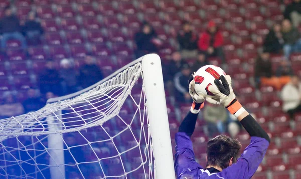 Юноша Играет Футбол Стадионе — стоковое фото