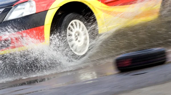 雨中洗车 — 图库照片
