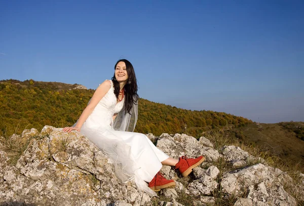 Bella Sposa Abito Bianco Montagna — Foto Stock