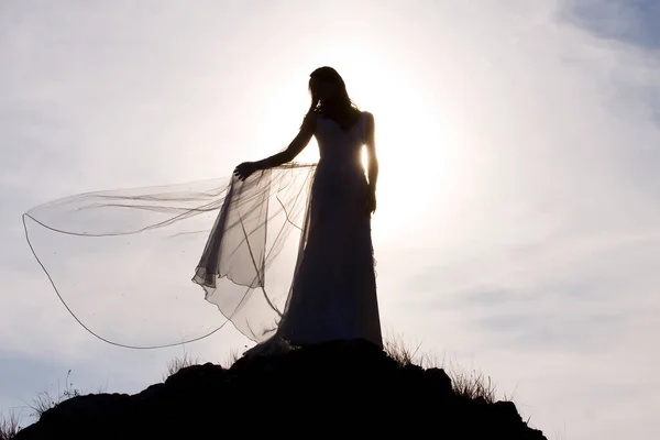 Bela Noiva Vestido Branco Nas Montanhas — Fotografia de Stock