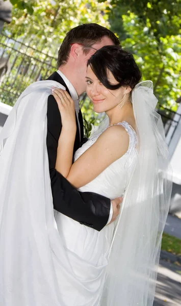 Belle Mariée Marié Posant Dans Parc — Photo