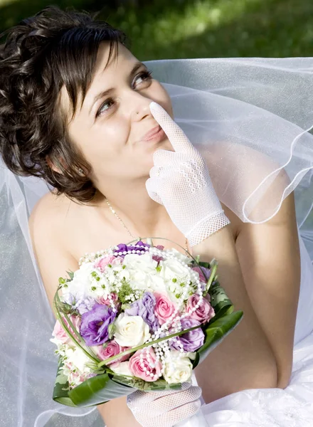 Schöne Braut Mit Blumenstrauß — Stockfoto