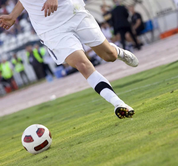足球运动员在绿地上奔跑 足球训练 — 图库照片