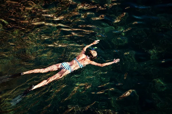 Young Woman Bikini Lying Water — Stock Photo, Image