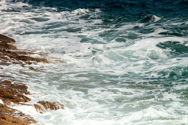 Sahildeki deniz dalgaları