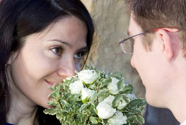 花と若いカップル — ストック写真
