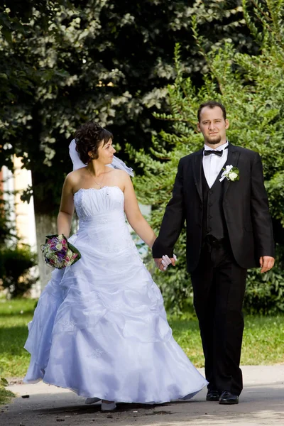 Bride Groom Park — Stock Photo, Image