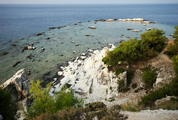 希腊萨索斯岛Aliki海面上的大理石块 — 图库照片