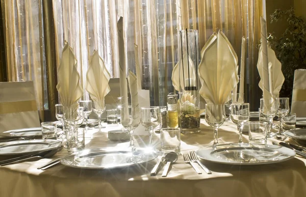 Gyönyörű Esküvői Asztal Beállítás Fehér Kék Szemüveg — Stock Fotó