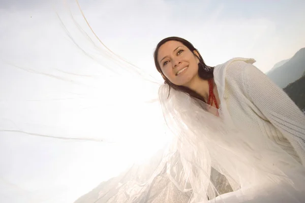 Dağlarda Beyaz Elbiseli Güzel Bir Gelin — Stok fotoğraf