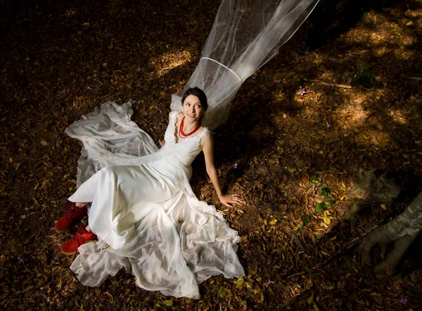 公園の白いドレスを着た美しい花嫁 — ストック写真