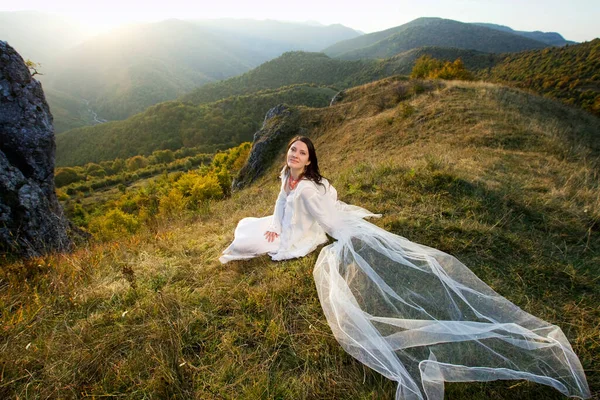 Όμορφη Νύφη Ένα Λευκό Φόρεμα Στα Βουνά — Φωτογραφία Αρχείου