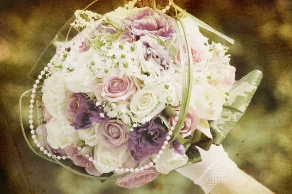 분홍색 장미와 결혼식 액세서리들로 아름다운 꽃다발 — 스톡 사진