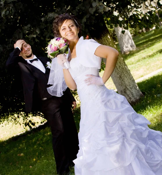 Bride Groom Park — Stock Photo, Image