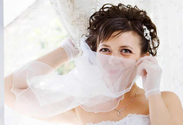 Schöne Braut Einem Weißen Kleid Mit Schleier — Stockfoto