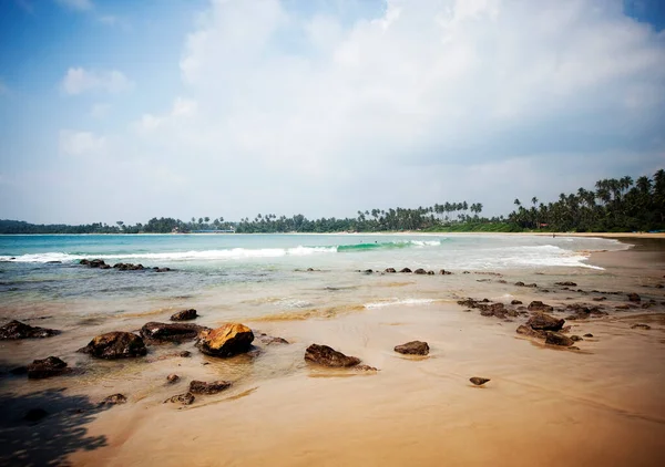 Bella Vista Sulla Costa Del Mare Della Spiaggia Tropicale — Foto Stock