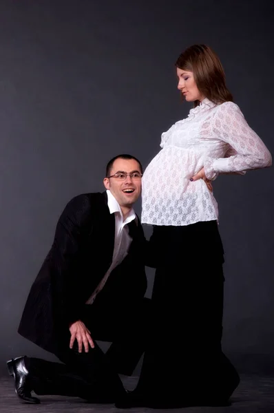 Těhotný Pár Lásce Černém Pozadí — Stock fotografie