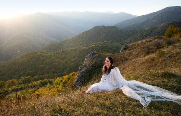 Όμορφη Νύφη Ένα Λευκό Φόρεμα Στα Βουνά — Φωτογραφία Αρχείου