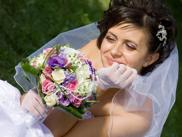 Bela Noiva Com Buquê Flores — Fotografia de Stock