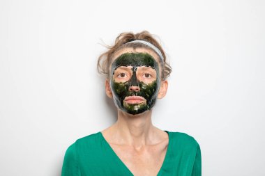 Yeşil spirulina maskeli kadın.