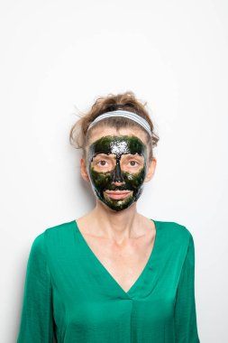 Yeşil spirulina maskeli kadın.
