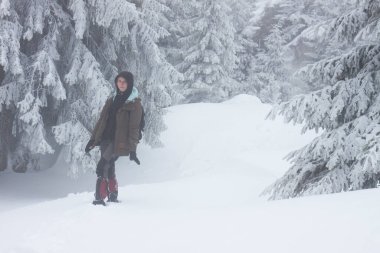 Doğayı, karı, kışı seven genç bir kadın.