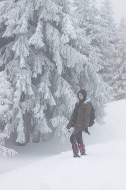 Doğayı, karı, kışı seven genç bir kadın.