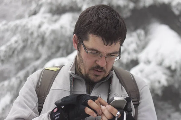 冬の森をカメラで歩く男 — ストック写真