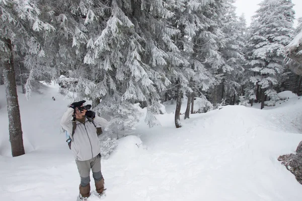 Man Met Camera Wandelen Winterbos — Stockfoto