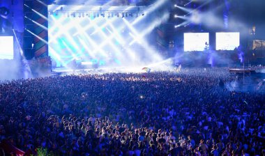 CLUJ-NAPOCA, ROMANIA - 3 AĞUSTOS 2015: Avrupa Gençlik Başkentinde düzenlenen Anlatılmamış Festivalde kalabalık eğleniyor