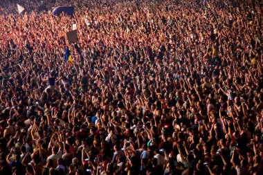 CLUJ-NAPOCA, ROMANIA - 3 AĞUSTOS 2015: Avrupa Gençlik Başkentinde düzenlenen Anlatılmamış Festivalde kalabalık eğleniyor