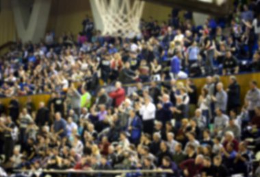 Basketbol sahasındaki kalabalığın geçmişi bulanık.
