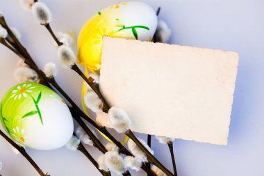 Yumurtalar, söğüt dalları ve dekorasyonlu paskalya arkaplanı