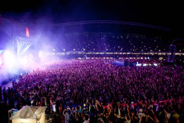 CLUJ-NAPOCA, ROMANIA - 3 AĞUSTOS 2015: Avrupa Gençlik Başkentinde düzenlenen Anlatılmamış Festivalde kalabalık eğleniyor