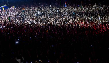 CLUJ-NAPOCA, ROMANIA - 3 AĞUSTOS 2015: Avrupa Gençlik Başkentinde düzenlenen Anlatılmamış Festivalde kalabalık eğleniyor