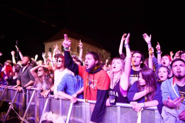 BONTIDA - 19 Haziran 'da Romanya' nın Bontida kentindeki Banffy şatosunda 19 Haziran 2014 'te düzenlenen Electric Castle Festivali' nde düzenlenen canlı konser sırasında bir grup parti insanı