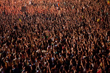 CLUJ-NAPOCA, ROMANIA - 3 AĞUSTOS 2015: Avrupa Gençlik Başkentinde düzenlenen Anlatılmamış Festivalde kalabalık eğleniyor