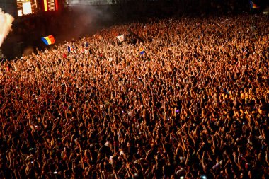 CLUJ-NAPOCA, ROMANIA - 3 AĞUSTOS 2015: Avrupa Gençlik Başkentinde düzenlenen Anlatılmamış Festivalde kalabalık eğleniyor