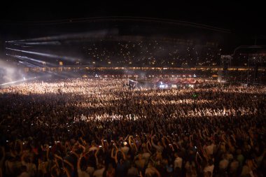 CLUJ-NAPOCA, ROMANIA - 3 AĞUSTOS 2015: Avrupa Gençlik Başkentinde düzenlenen Anlatılmamış Festivalde kalabalık eğleniyor