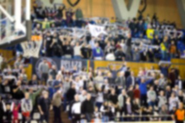 Basketbol sahasındaki kalabalığın geçmişi bulanık.