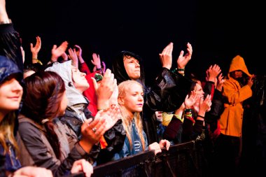 BONTIDA - 28 Haziran: Romanya 'nın Bontida kentindeki Banffy şatosunda 28 Haziran 2015' te Electric Castle Festivali 'nde düzenlenen canlı konser sırasında bir grup parti insanı
