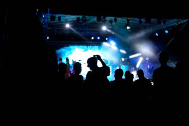 Konserde el kaldıran kalabalık - yaz müzik festivali