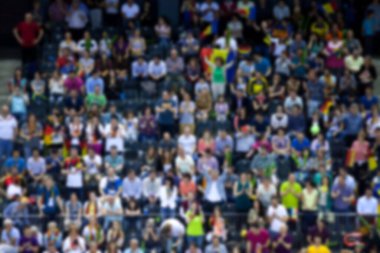 Basketbol sahasındaki kalabalığın geçmişi bulanık.