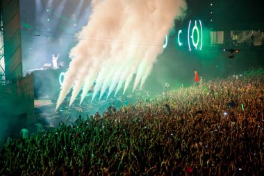 CLUJ-NAPOCA, ROMANIA - 3 AĞUSTOS 2015: Avrupa Gençlik Başkentinde düzenlenen Anlatılmamış Festivalde kalabalık eğleniyor