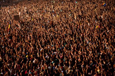 CLUJ-NAPOCA, ROMANIA - 3 AĞUSTOS 2015: Avrupa Gençlik Başkentinde düzenlenen Anlatılmamış Festivalde kalabalık eğleniyor