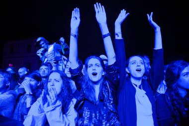 BONTIDA - 19 Haziran 'da Romanya' nın Bontida kentindeki Banffy şatosunda 19 Haziran 2014 'te düzenlenen Electric Castle Festivali' nde düzenlenen canlı konser sırasında bir grup parti insanı