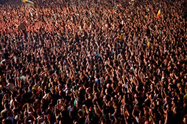 CLUJ-NAPOCA, ROMANIA - 3 AĞUSTOS 2015: Avrupa Gençlik Başkentinde düzenlenen Anlatılmamış Festivalde kalabalık eğleniyor