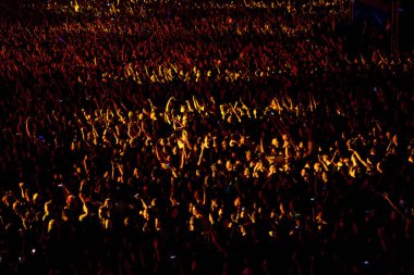 CLUJ-NAPOCA, ROMANIA - 3 AĞUSTOS 2015: Avrupa Gençlik Başkentinde düzenlenen Anlatılmamış Festivalde kalabalık eğleniyor